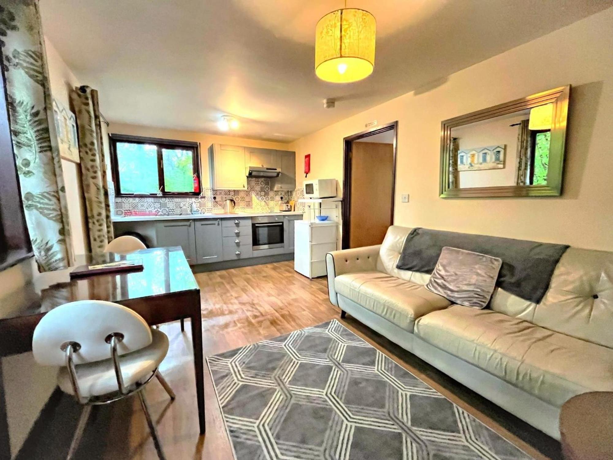 Wren 8-Hot Tub-Woodland Lodges-St Clears-Carmarthen-Tenby Dış mekan fotoğraf